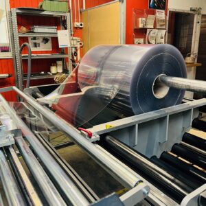 Folie schneiden auf Mass auf der Schneidemaschine