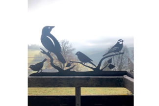 Vogel Silhouette aus Metall wasserstrahlgeschnitten