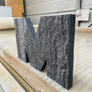 Wasserstrahlschneiden Naturstein Beschriftung