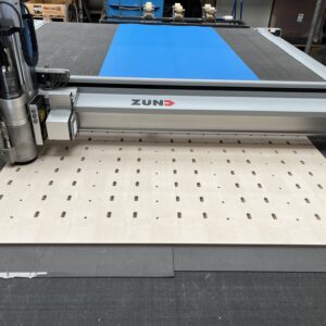 Holz CNC fräsen für die Auslage von Brillen